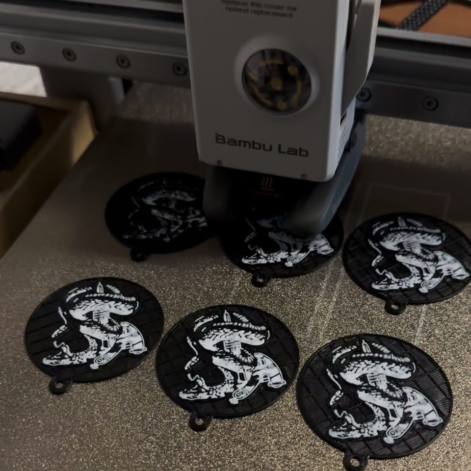 Llaveros personalizados con el diseño de un tatuador, impresos en 3D por Nexa Studio en Marbella