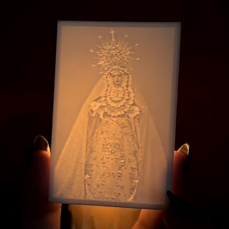 Litofanía impresa en 3D iluminada con la imagen de Santa Marta, de la Hermandad del Cautivo y Santa Marta de Marbella