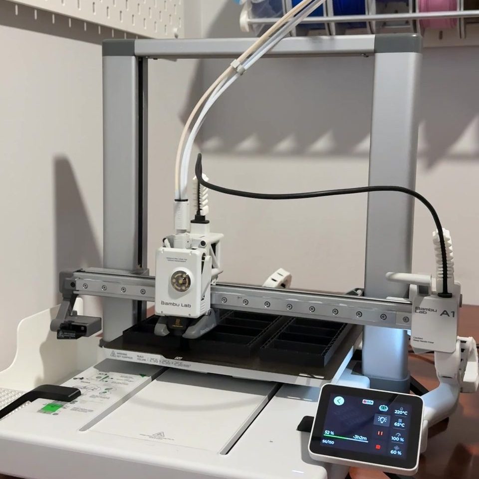 Impresora 3D fabricando un prototipo en Marbella