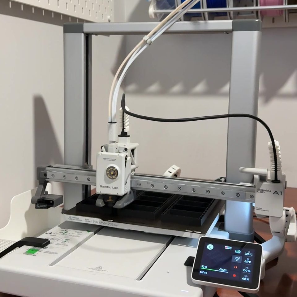 Impresora 3D fabricando una pieza diseñada por Nexa Studio en Marbella
