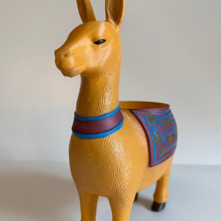 Diseño 3D y portavasos en forma de llama pintado a mano para COYA Marbella