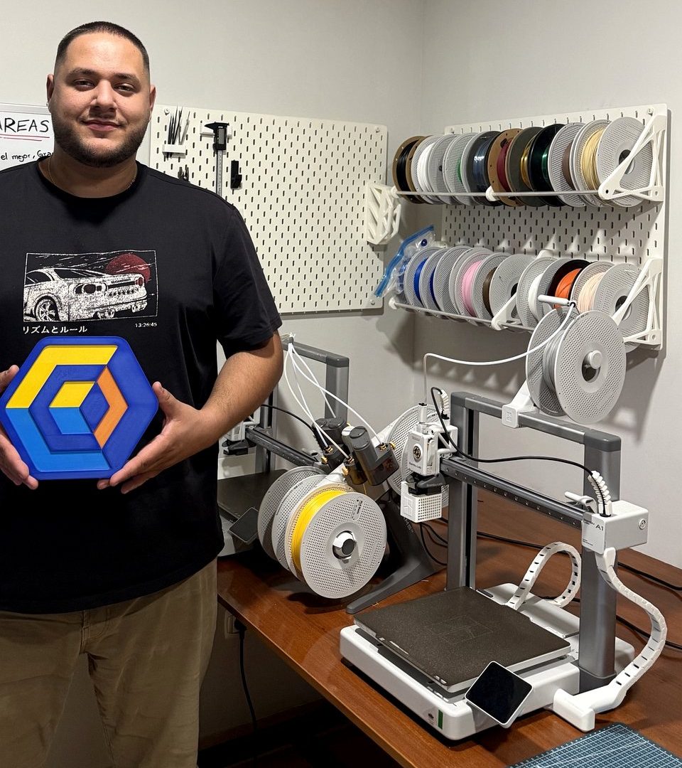 Nicolás Bulone, fundador de Nexa Studio, en su taller de impresión 3D en Marbella
