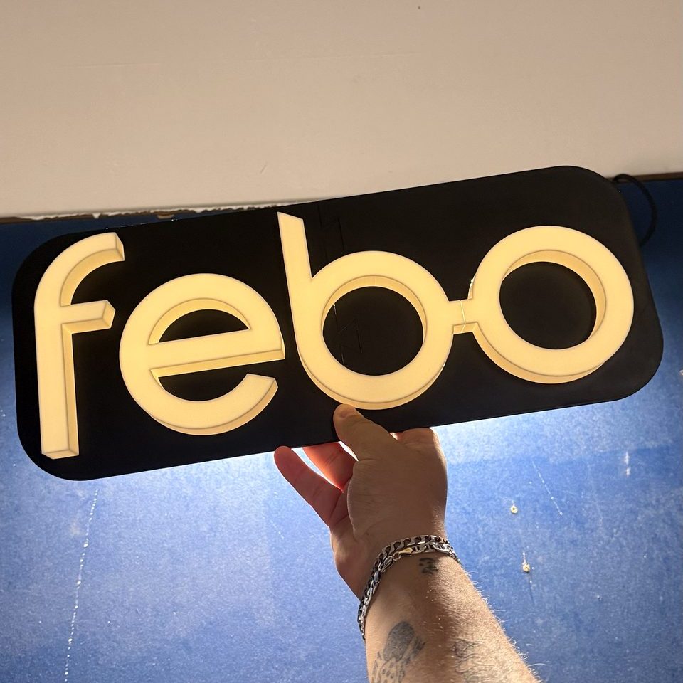 Cartel luminoso con el logo de la tienda de gafas Febo, diseñado e impreso en 3D en Marbella