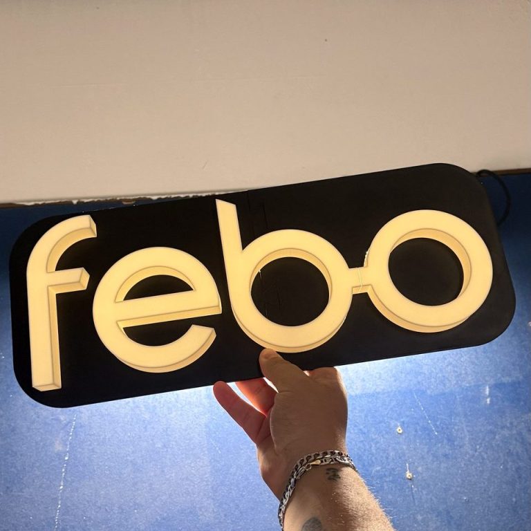 Cartel luminoso con el logo de Febo impreso en 3D